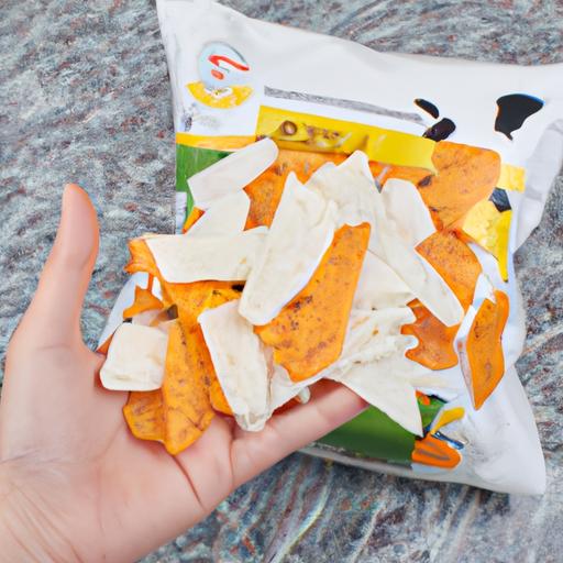 Người chơi Nemo Tài Xỉu cầm nắm đống chip tiền